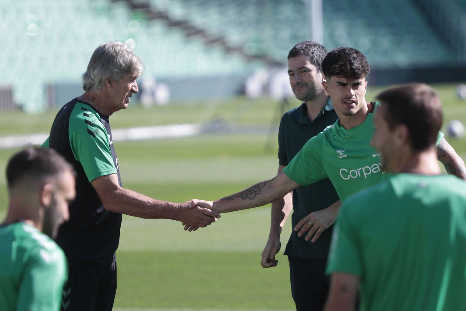 Manuel Pellegrini saluda a Juan Cruz en un entrenamiento.