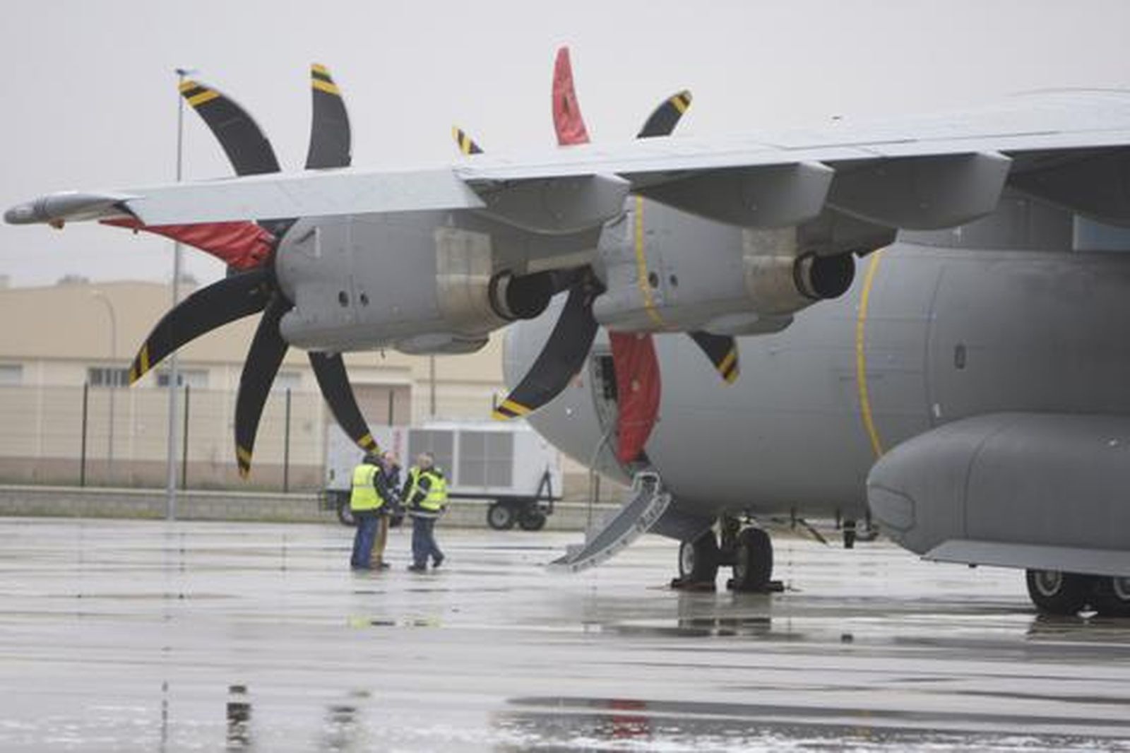 El presidente de EADS, Louis Gallois, acompañado del presidente de Airbus, Thomas Enders y el presidente de la división militar del fabricante europeo de aviones, Domingo Urena-Raso, ha fijado el 31 de enero de 2010 como fecha final para las negociaciones con los gobiernos europeos.

Foto: Agencias/ Jose Ángel García