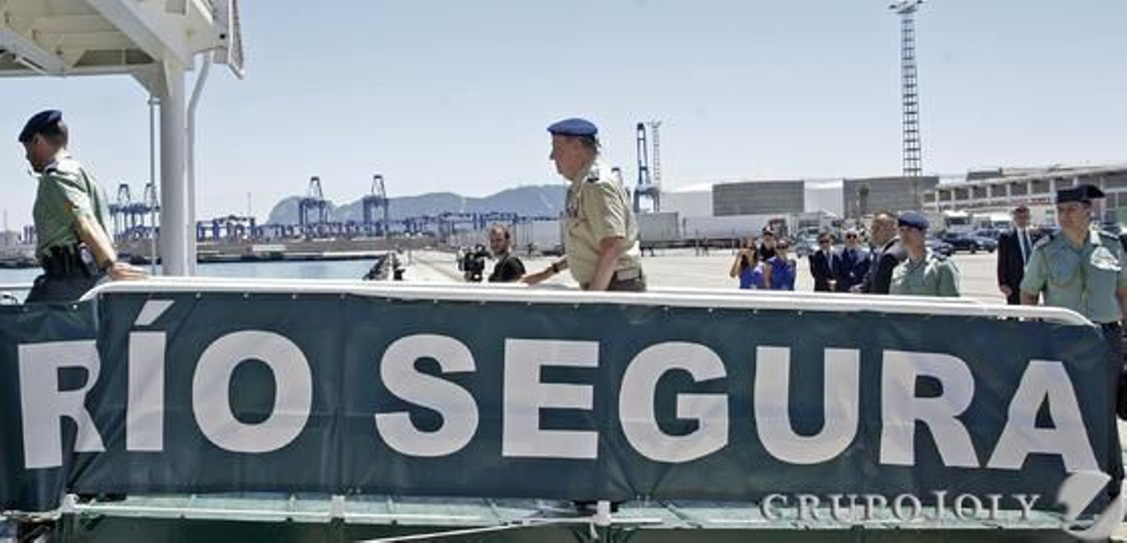 Don Juan Carlos muestra su apoyo a los pescadores y a la Guardia Civil por el trabajo que realizan./Erasmo Fenoy