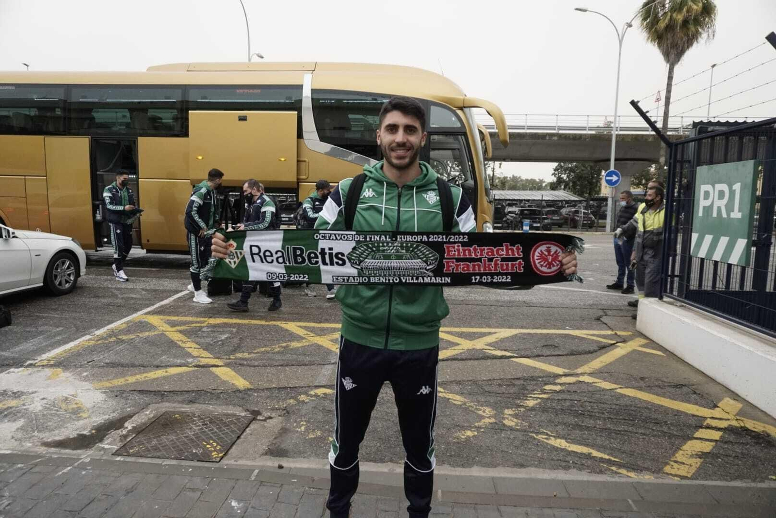 Rui Silva posa con la bufanda conmemorativa de la eliminatoria entre el Betis y el Eintracht.