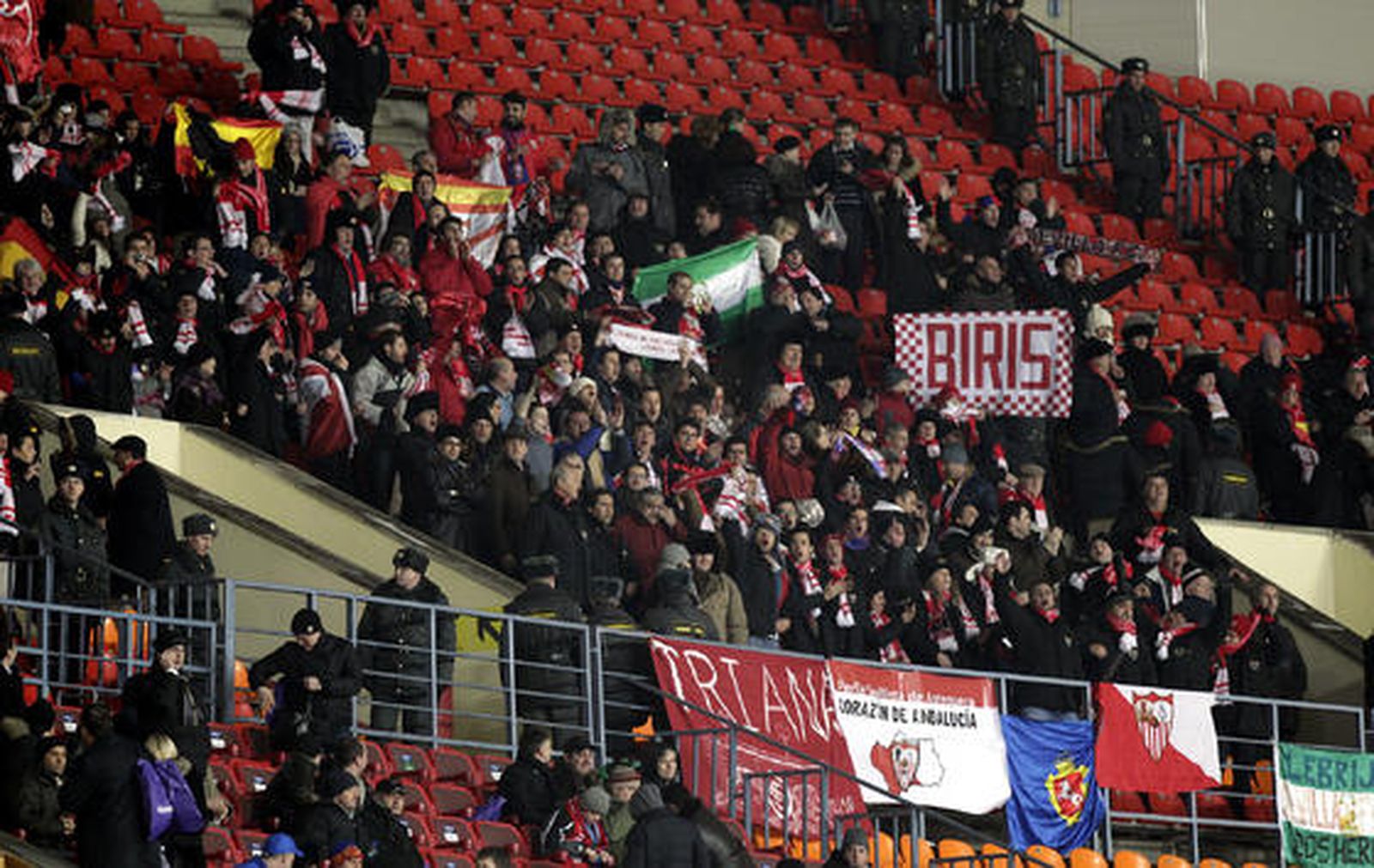 Aficionados del Sevilla en la grada del Luzhniki.

Foto: Antonio Pizarro
