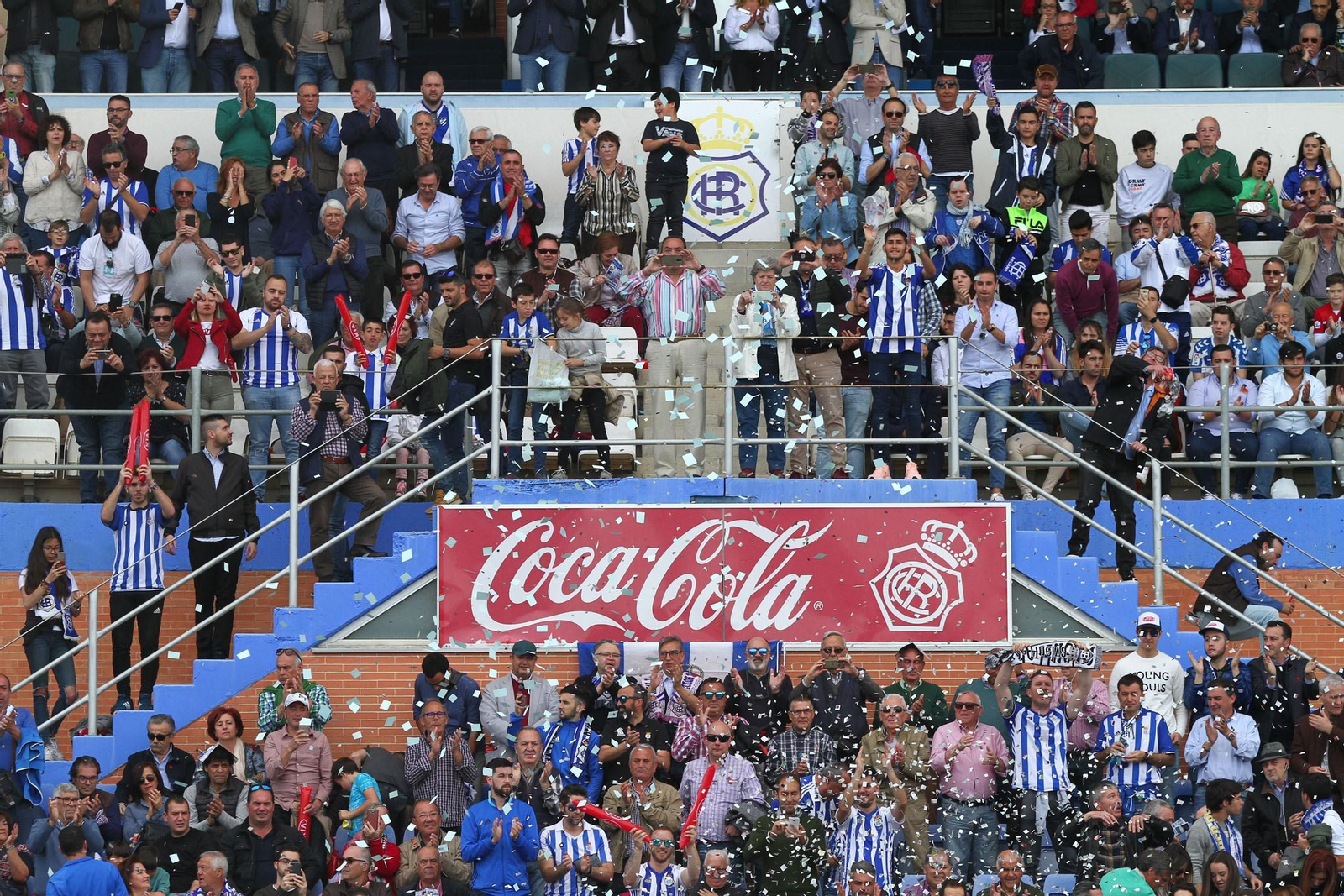 Ambientazo en las gradas del Recreativo de Huelva y el San Fernando