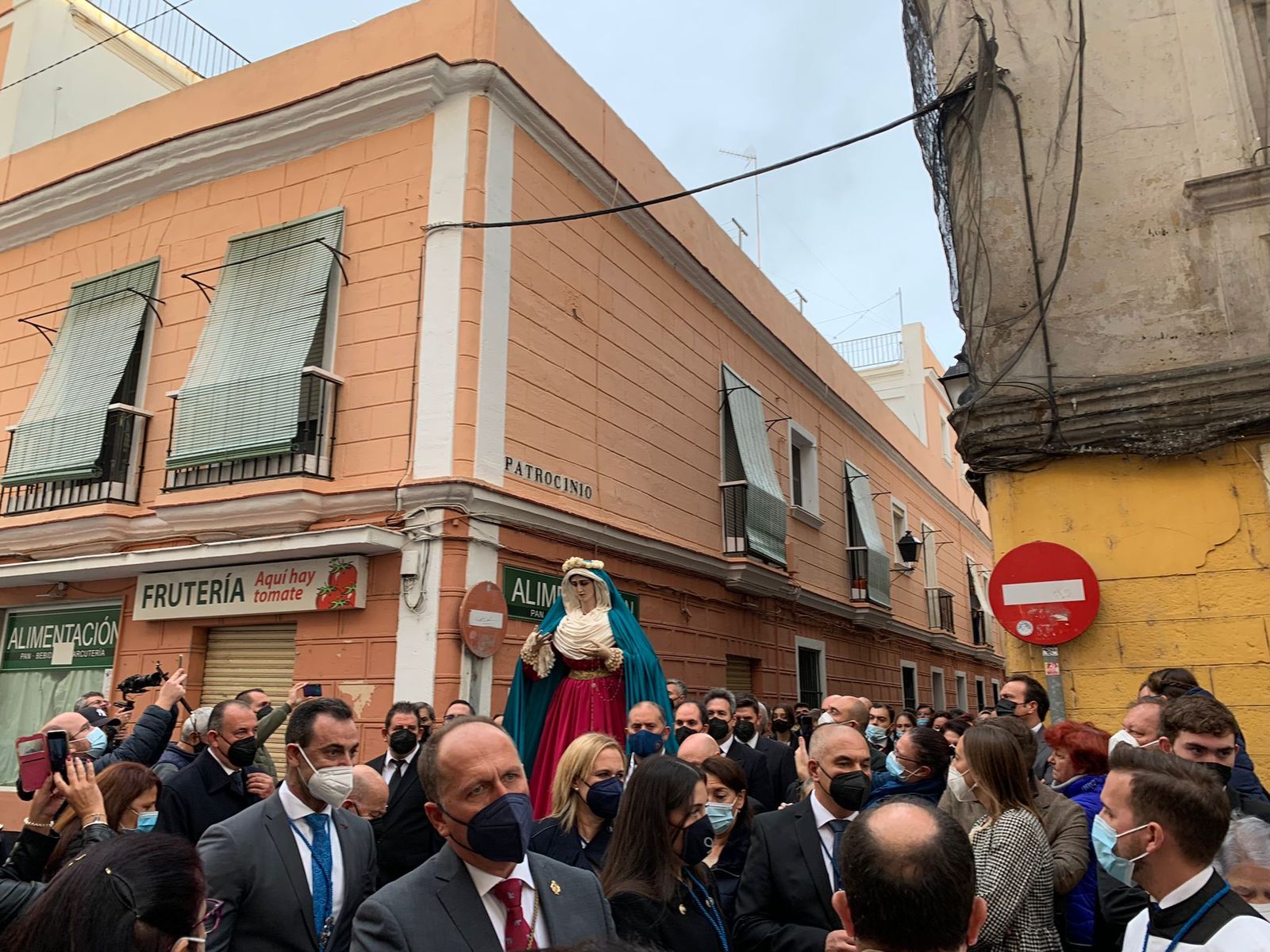 Un momento del rosario público que presidió la Virgen de las Penas ayer sábado por las calles de la Viña.