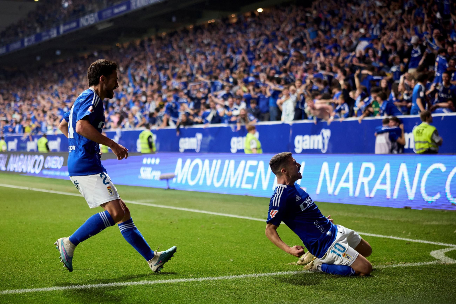 Las fotos del ascenso del Oviedo ante el Mirandés