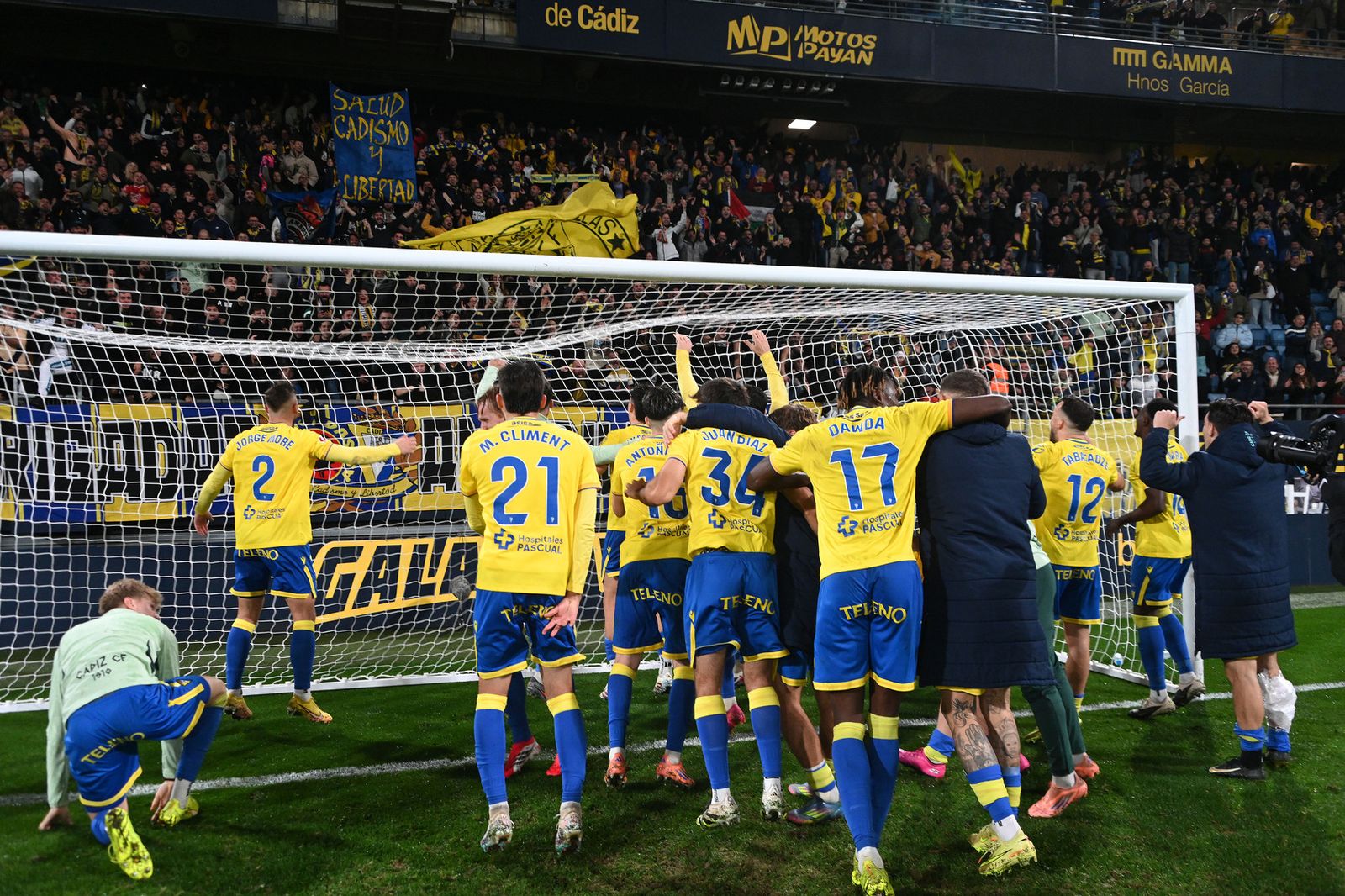 Jugadores del Cádiz celebran con la afición el triunfo sobre el Sporting.