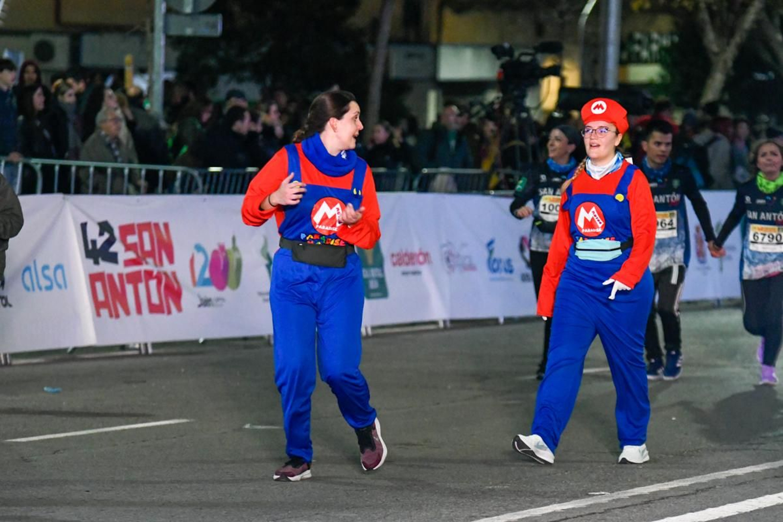En imágenes: búscate en tu llegada a meta de la Carrera de San Antón 2025 (12)