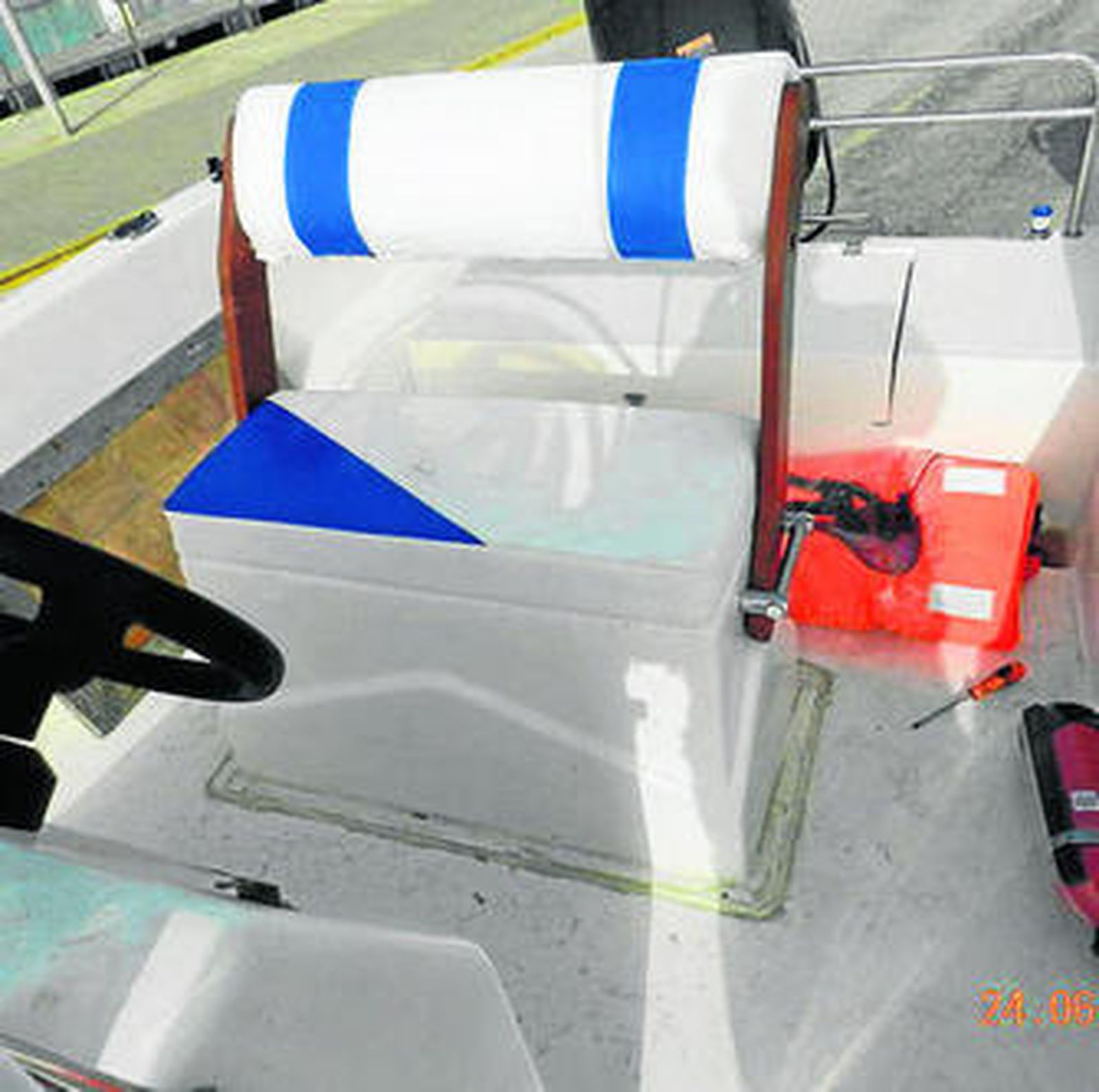 A la izquierda, consola de mando del barco  bajo la que, en un doble fondo, a la izquierda, iba  la droga.