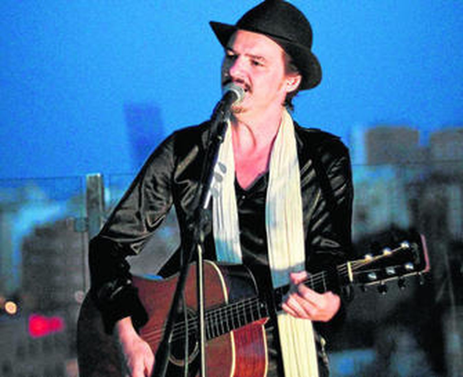 Coque Malla durante su actuación en una azotea de Málaga el pasado año.