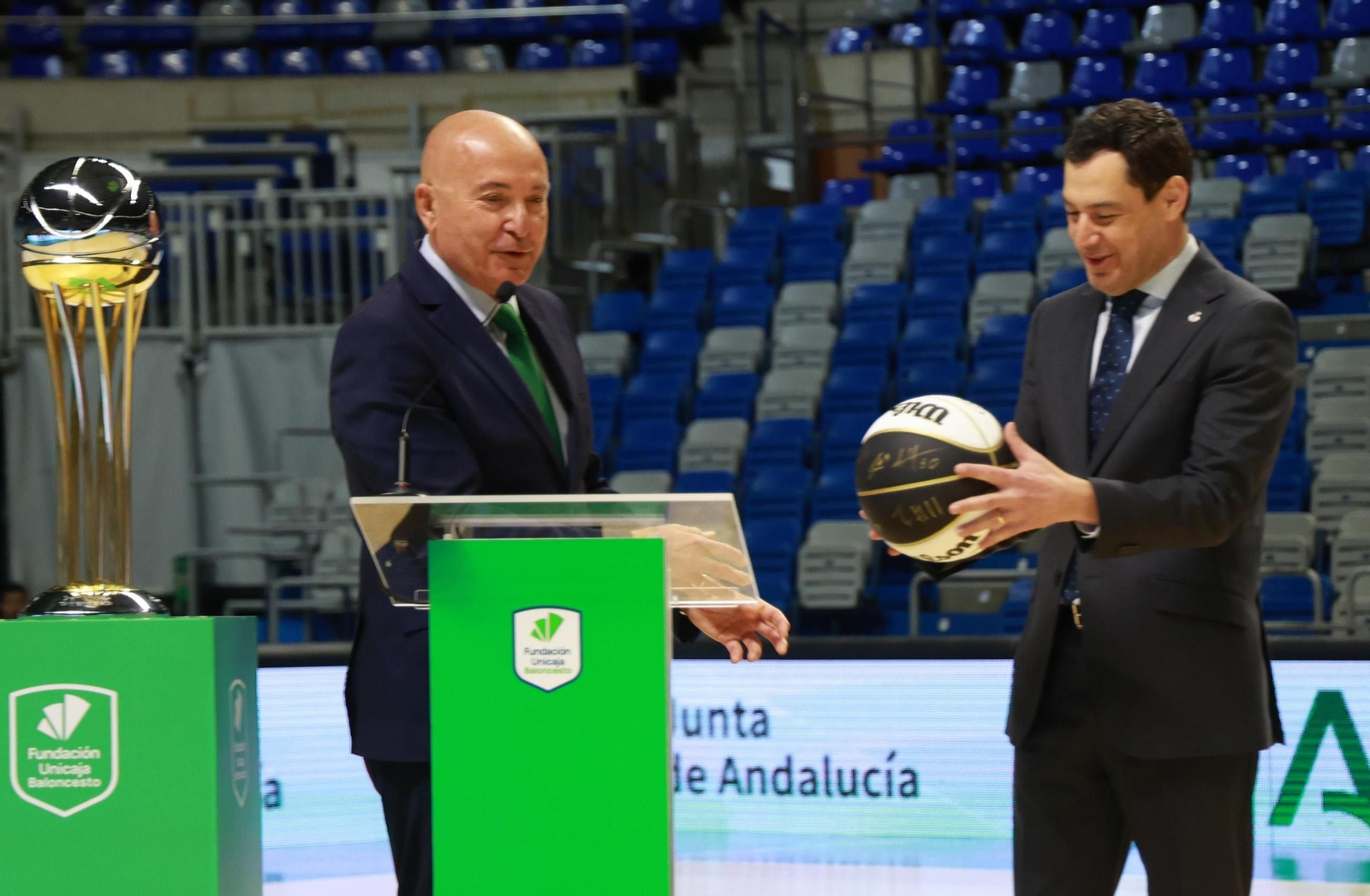 El presidente de la Junta de Andañucía, Juanma Moreno, visita a los campeones de la Copa del Rey