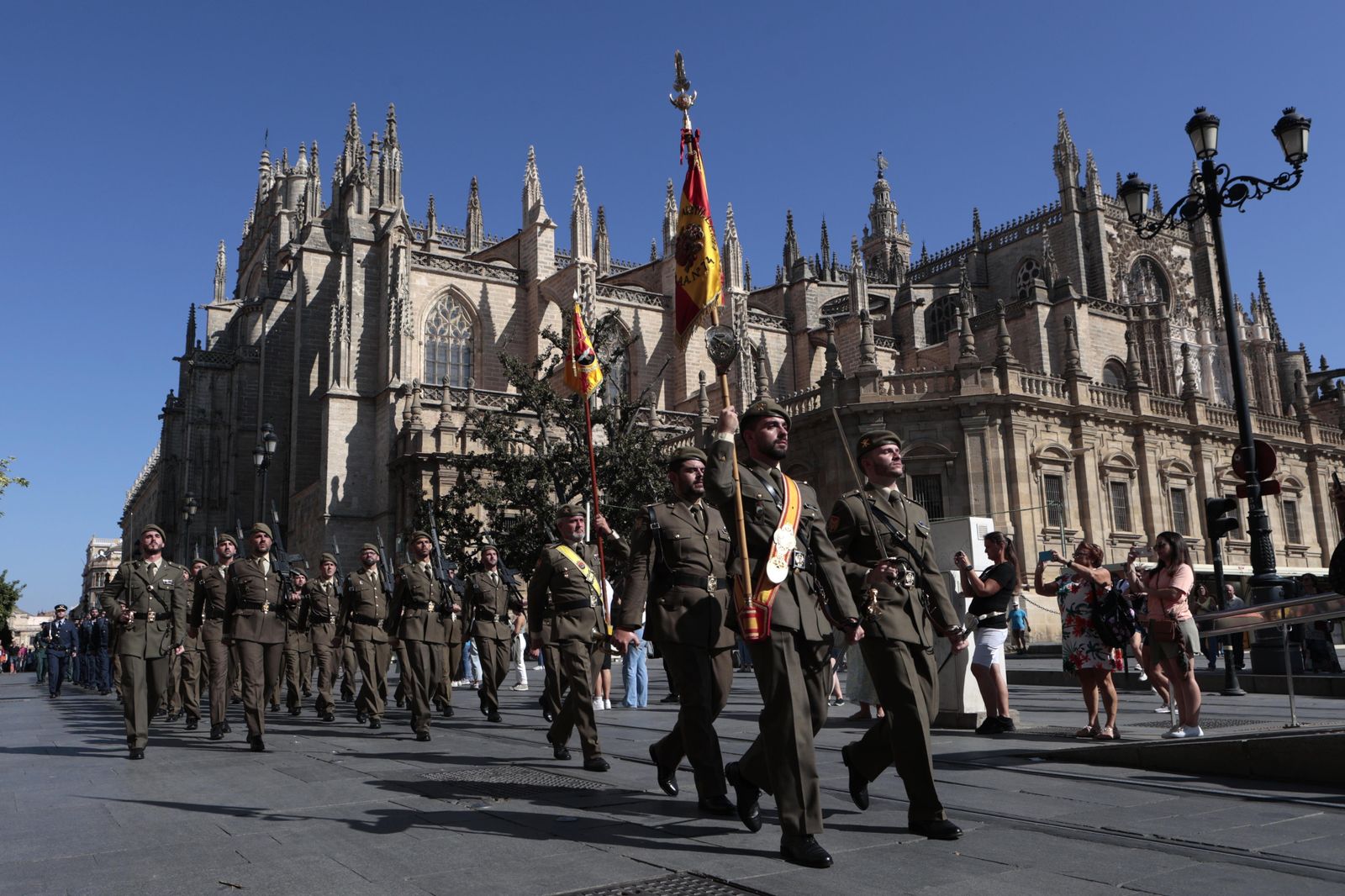 Las imágenes del acto de izado de la Bandera Nacional en la Plaza de San Francisco