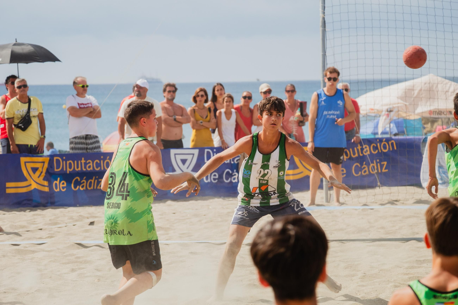 Deporte, arena y ambiente festivo en la llegada del circuito provincial de balonmano playa en La Línea