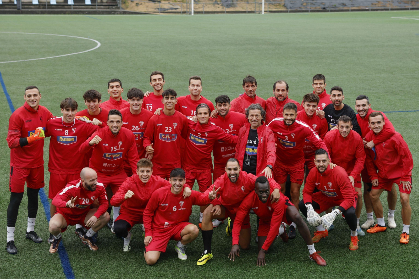 La plantilla del Arosa al completo.