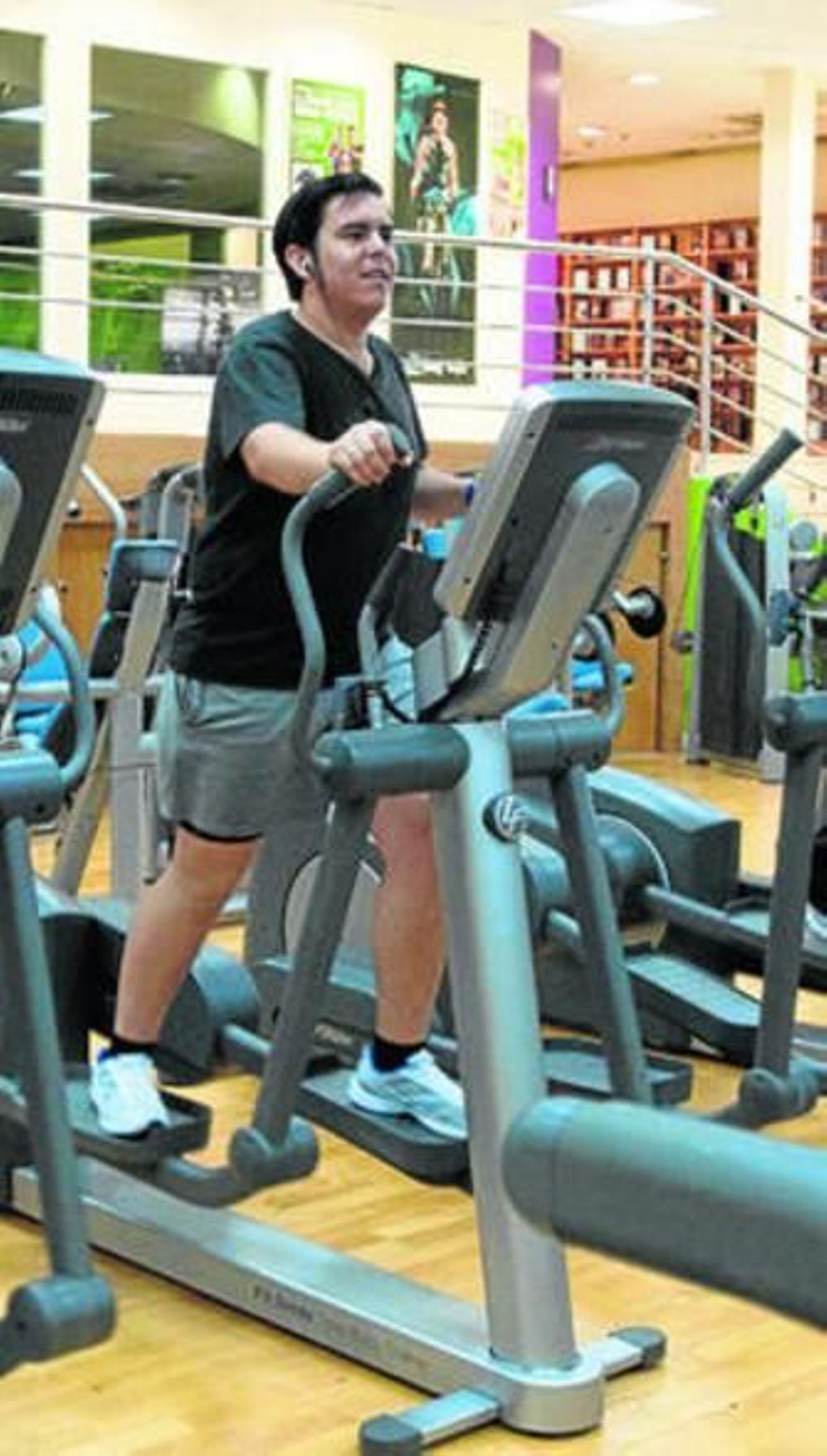 En la imagen, un usuario en un gimnasio.