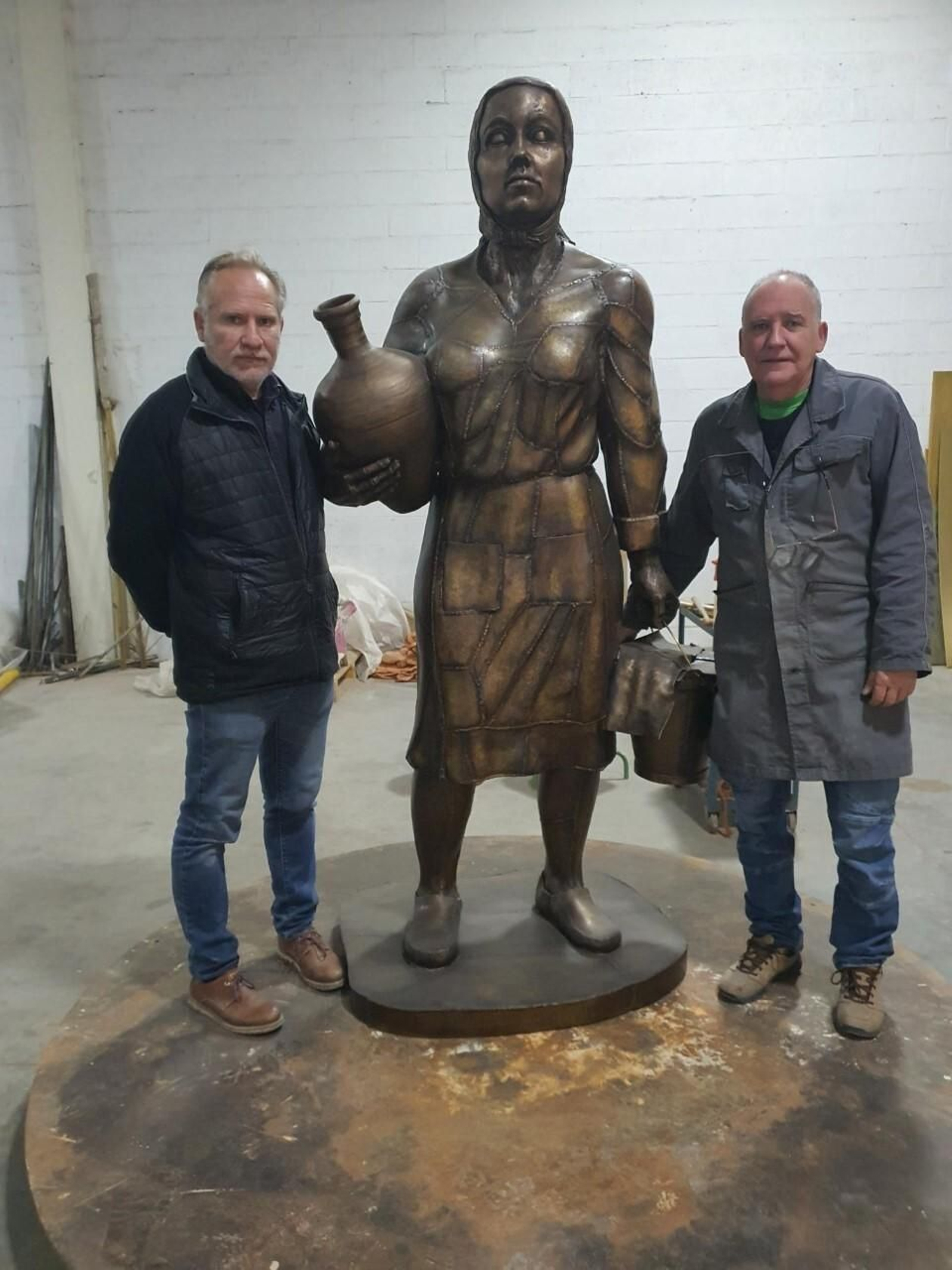 Los hermanos Moreno, junto a una de sus creaciones.