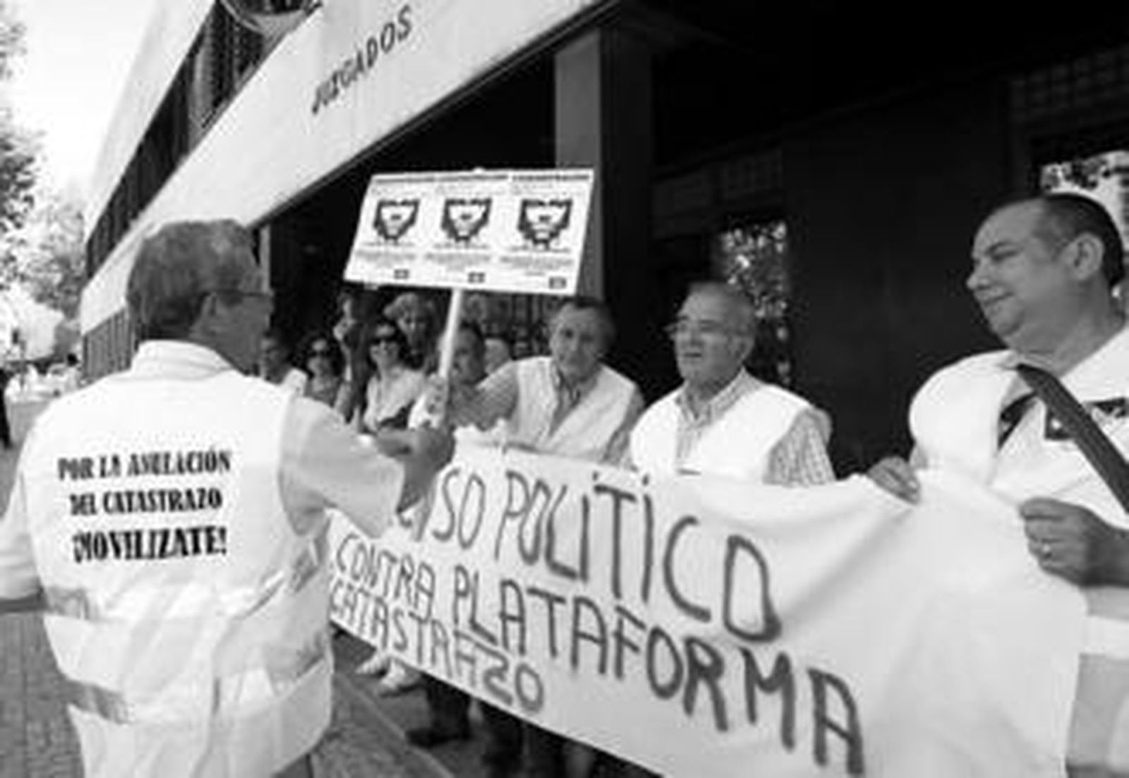 Concentración la semana pasada de la plataforma contra el 'catastrazo' a las puertas de los Juzgados.