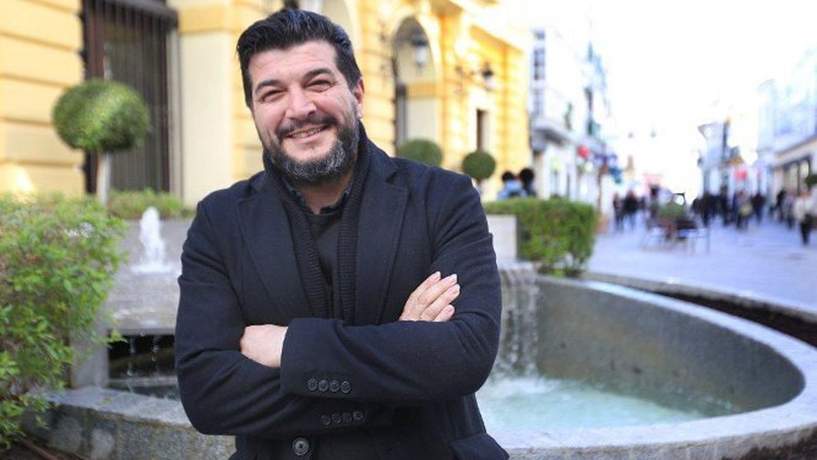 Kike Remolino, frente al ayuntamiento de Chiclana.