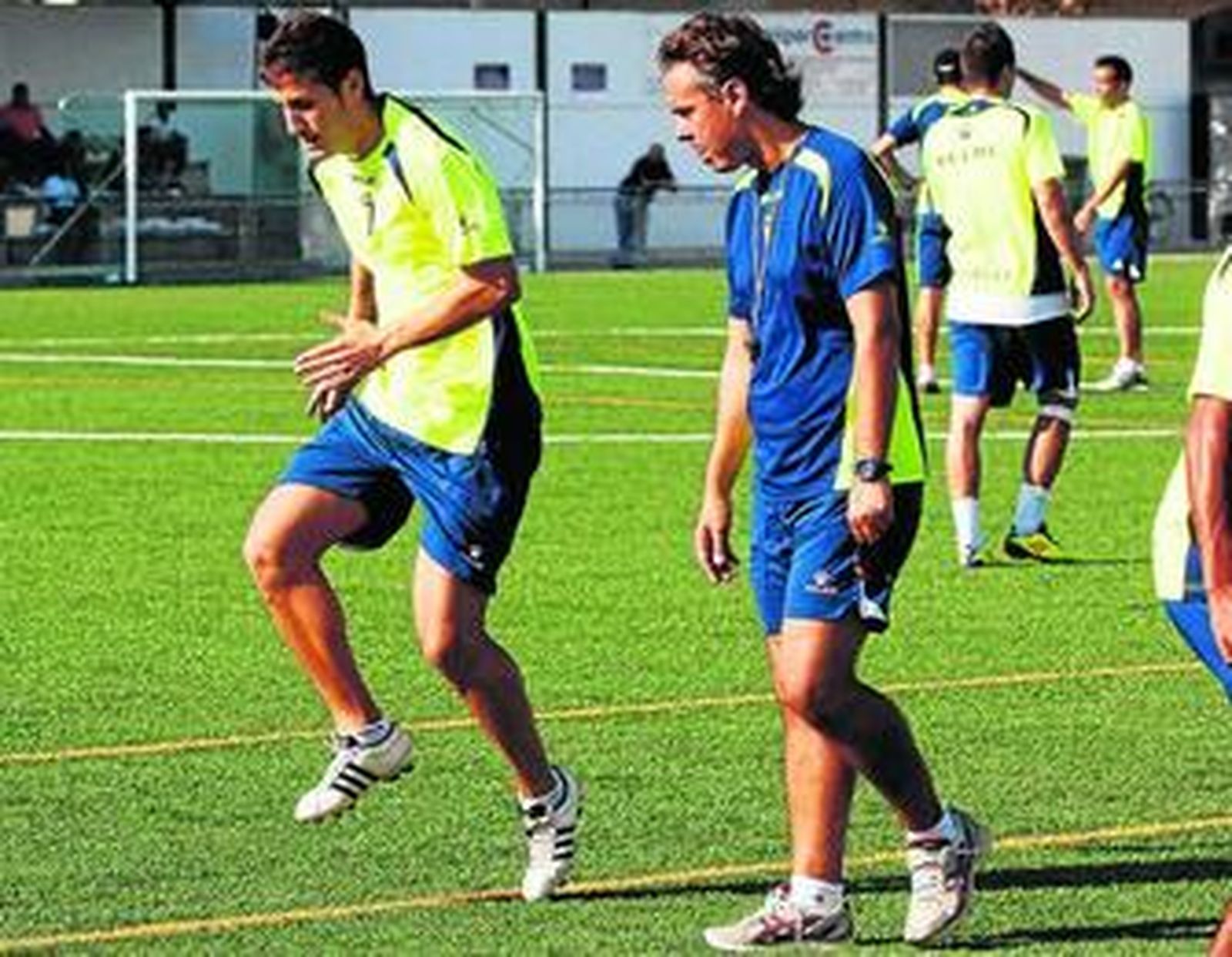 Pepe Losada observa detenidamente el trabajo de Toti en el transcurso de un entrenamiento.