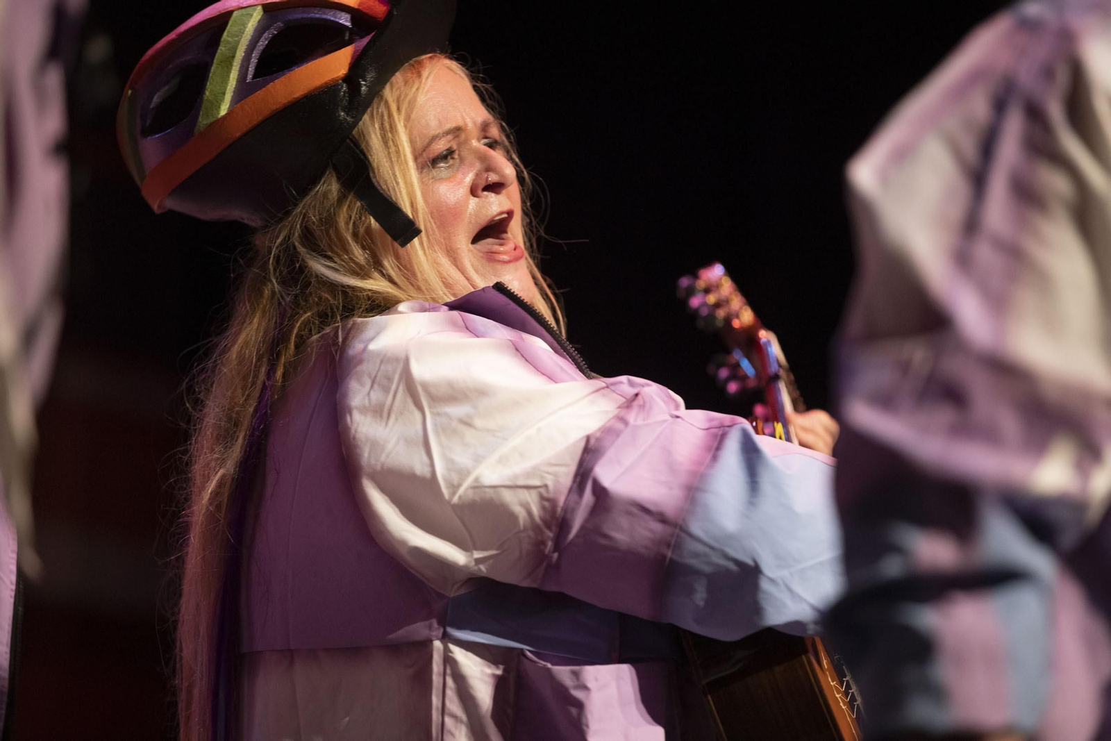 Imágenes de la actuación de la murga de Huelva '#QuedatEnCasa' en el Carnaval Colombino