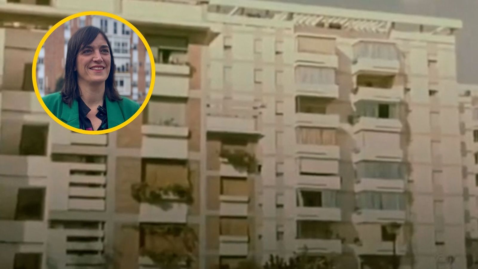 Reyes Gallegos, arquitecta y directora, hablando sobre las mujeres que transformaron los barrios sevillanos durante la entrevista.