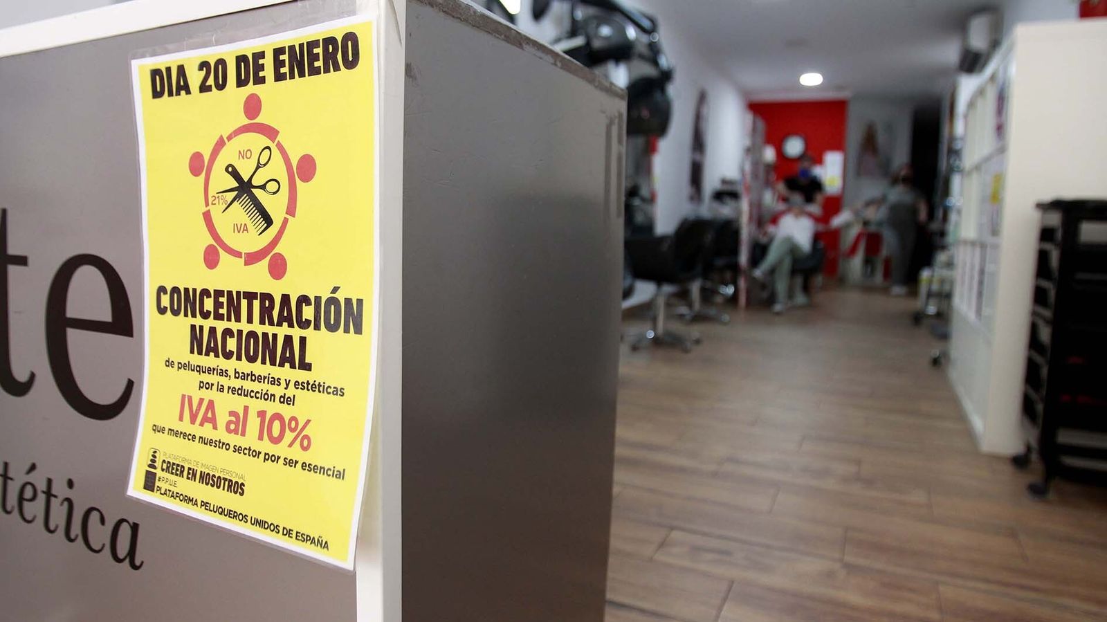 Las fotos de la protesta del sector de las peluquerías en Algeciras para exigir una bajada del IVA