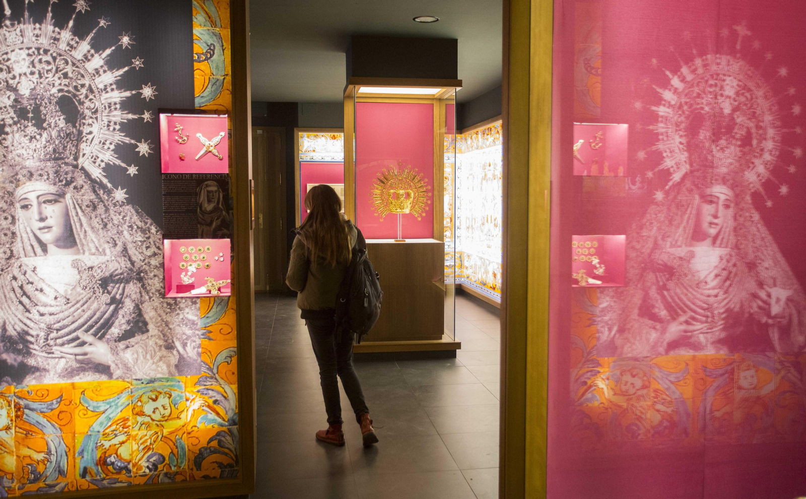 Una de las salas dedicadas al ajuar de la Esperanza, presidida por la corona.