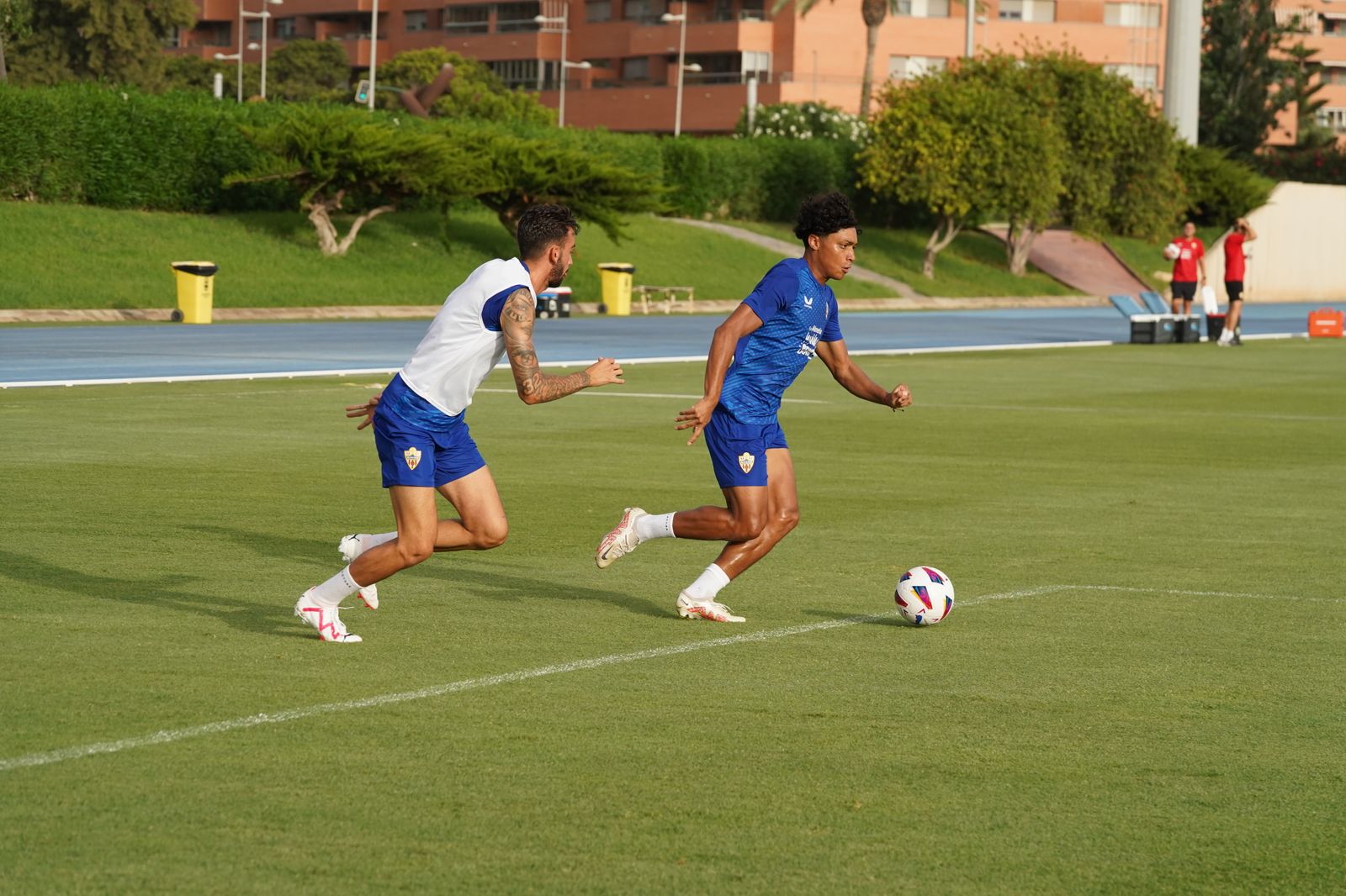 Carlos Rojas intenta irse de Centelles durante un entrenamiento de pretemporada con el primer equipo.