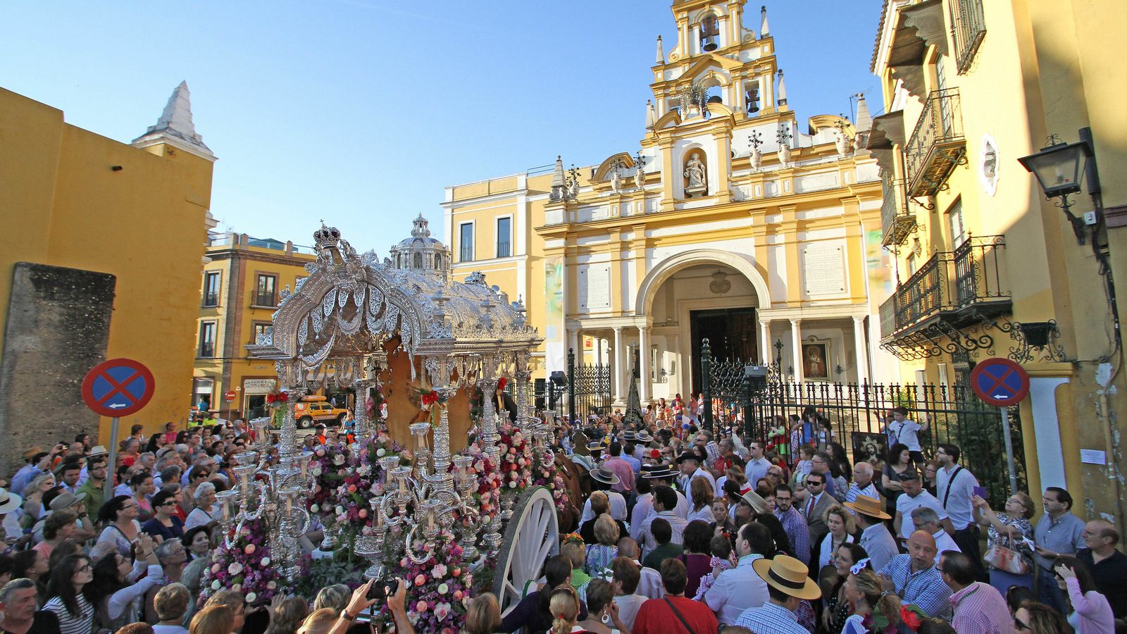 El simpecado rociero de la Macarena frente a la Basílica de la Virgen de la Esperanza.