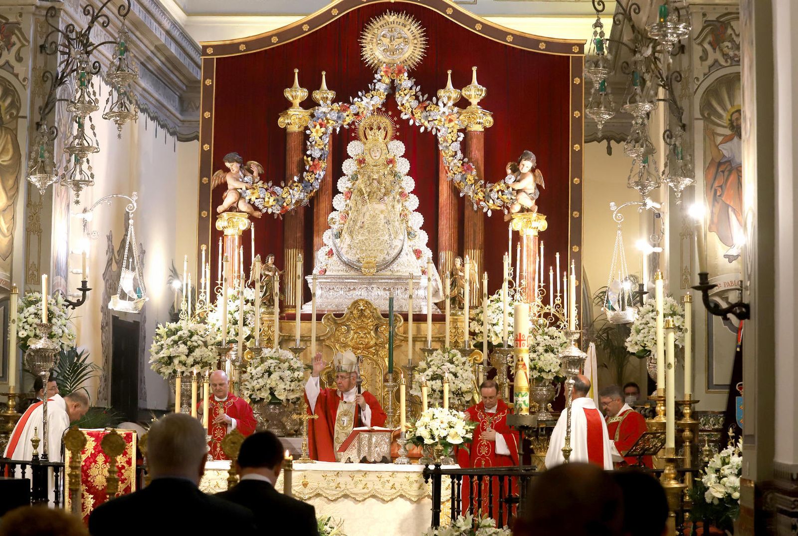 Imagen general de la misa de Pentecostés, celebrada en la parroquia de la Asunción de Almonte.