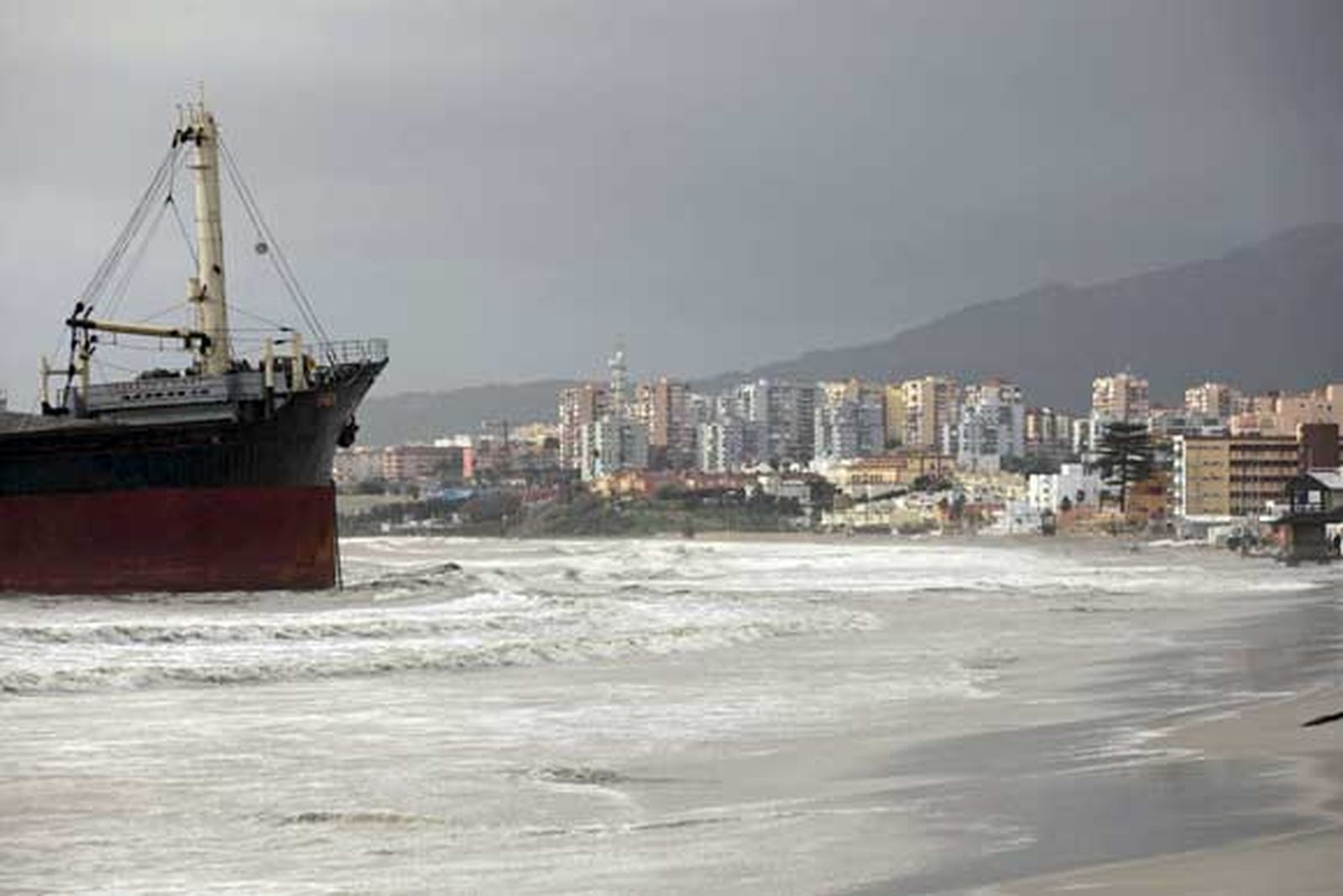 Un mercante queda varado en una playa de Algeciras debido al temporal