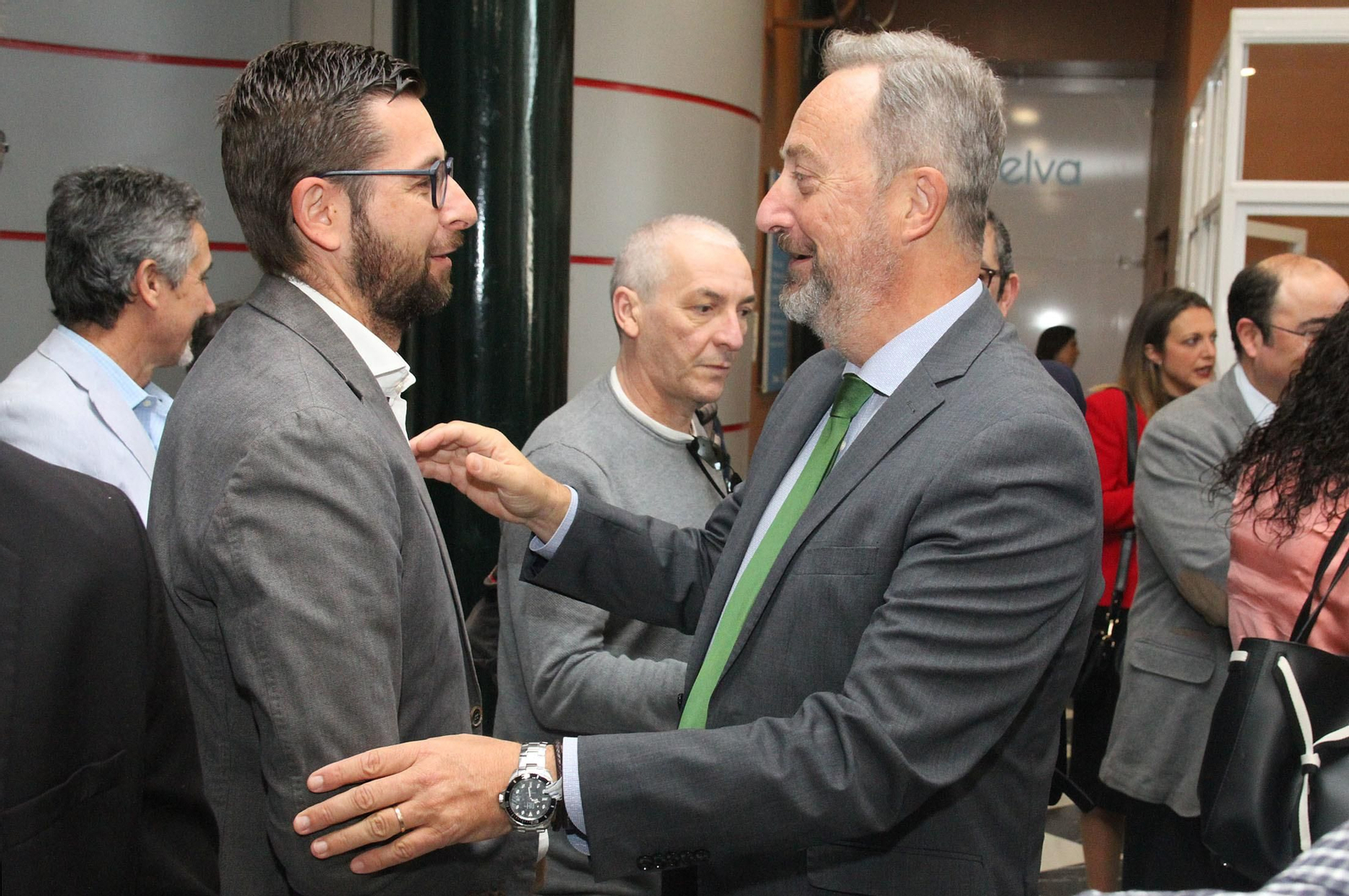 Imágenes de la conferencia y desayuno-coloquio de Gabriel Cruz, alcalde de Huelva