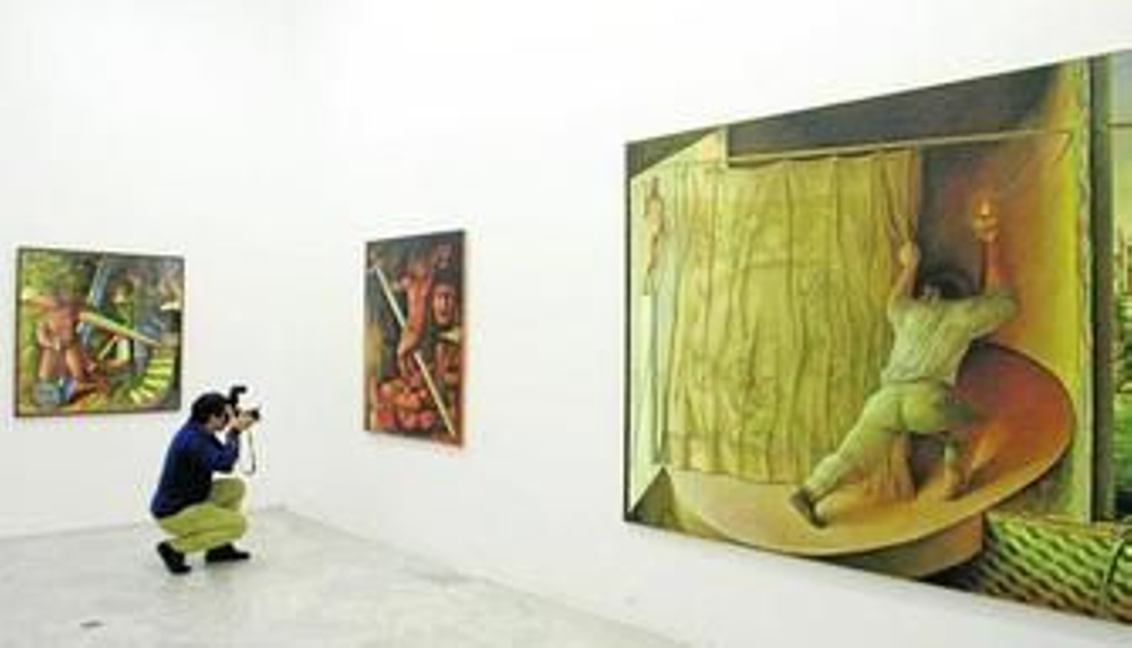 Los lienzos de gran formato presiden varias salas de la muestra, como ésta dedicada al número de 'Figura' que analizó la obra de Guillermo Pérez Villalta.