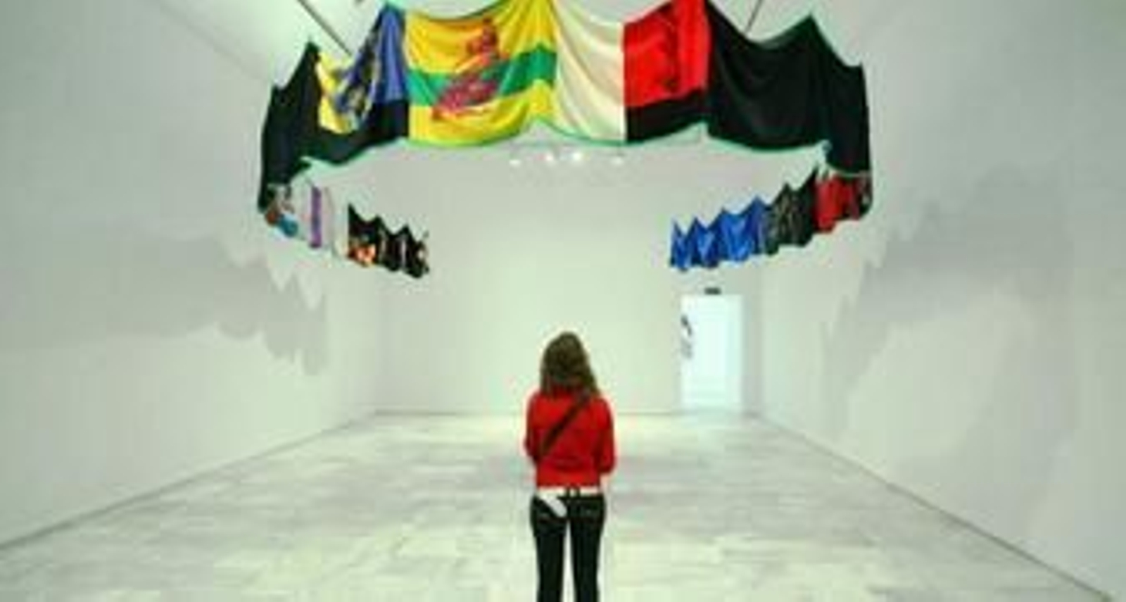 Una visitante contempla una de las obras de la artista norteamericana.