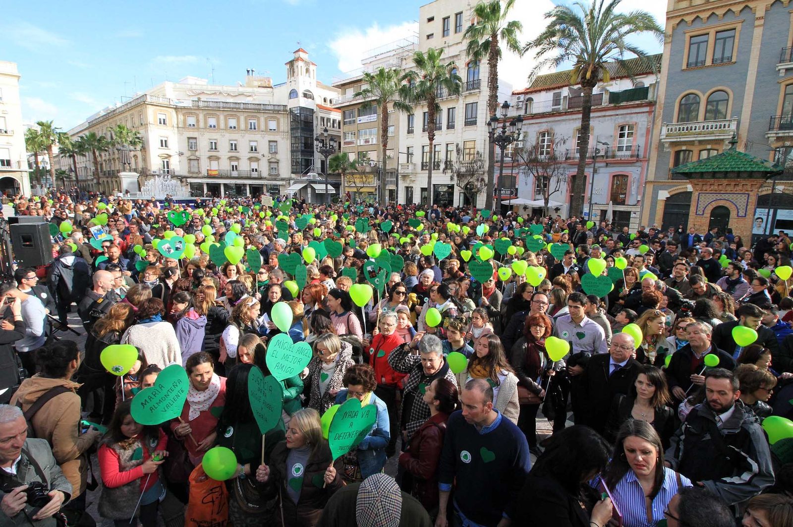 Imágenes de la concentración en la Plaza de las Monjas pidiendo justicia para las víctimas del doble crimen de Almonte