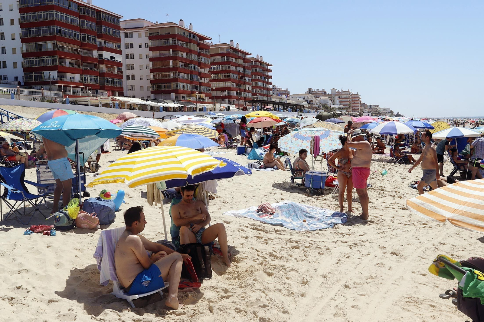 Imágenes de la playa de Matalascañas en un domingo caluroso