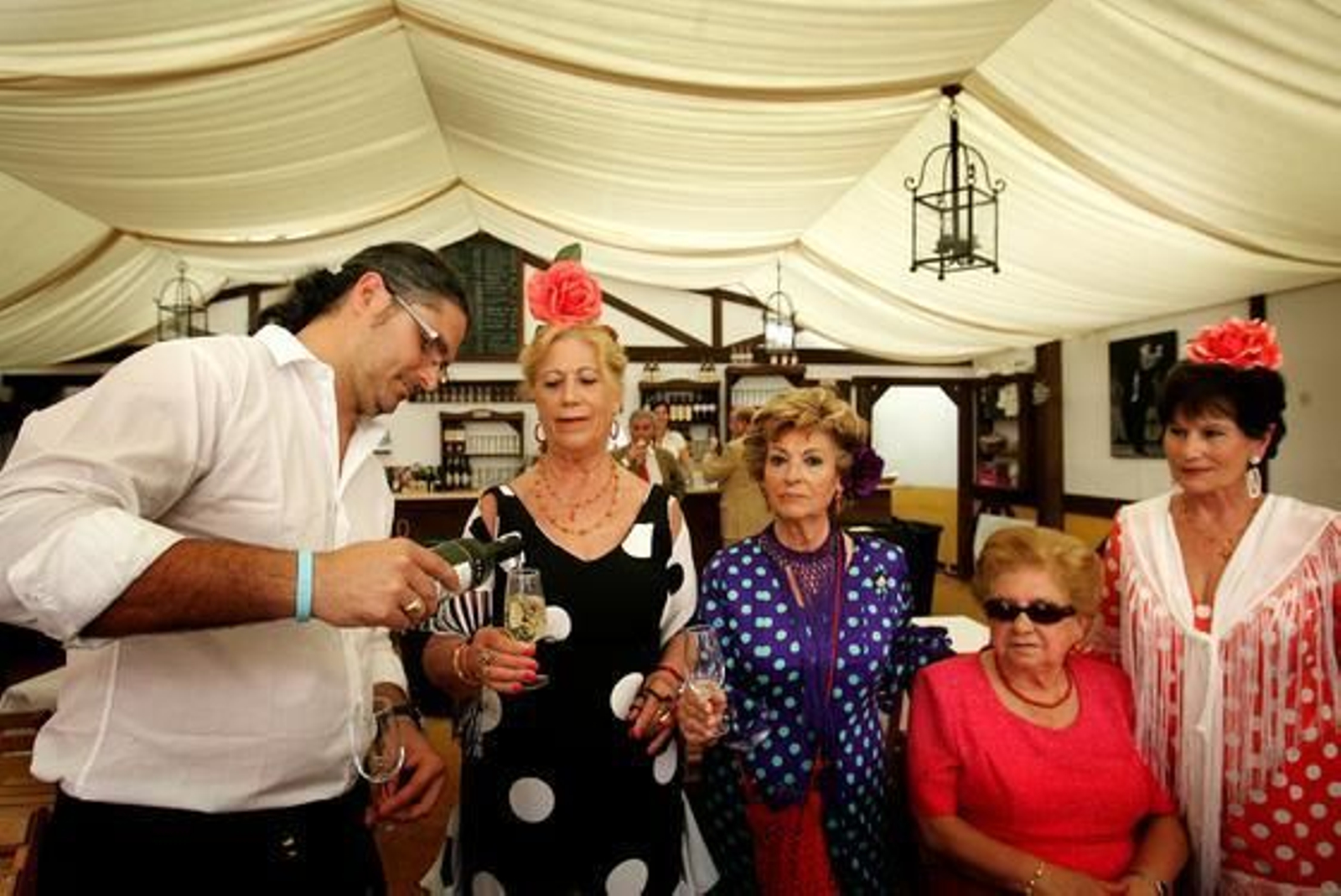 Un casetero sirve una copa de fino a dos mujeres, en la peña de La Bulería, ayer. 

Foto: Pascual