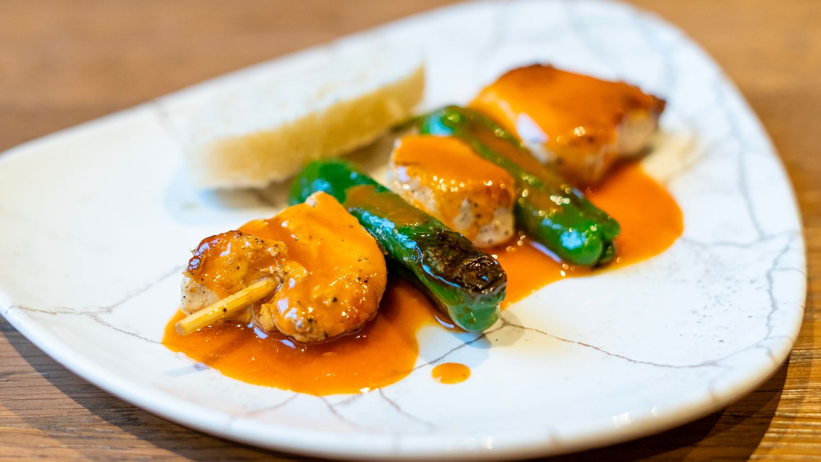 El Pincho de pechuga de pollo bañado con salsa especial d’platos.