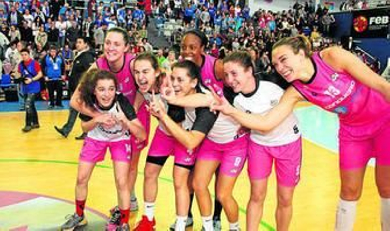 1. Un grupo de jugadoras del Conquero festeja el título. 2. La internacional nigeriana Adaora Elonu, en acción. 3. Rosó Buch, superando la presión de dos jugadoras del Perfumerías Avenida. 4. Haley Peters salta por el rebote ante un par de rivales del conjunto salmantino.