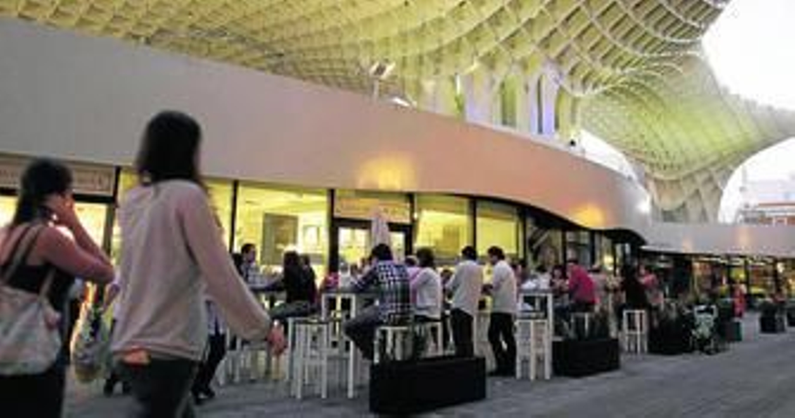 Zona comercial dedicada a establecimientos de restauración con gran afluencia de público, en el Metropol Parasol.