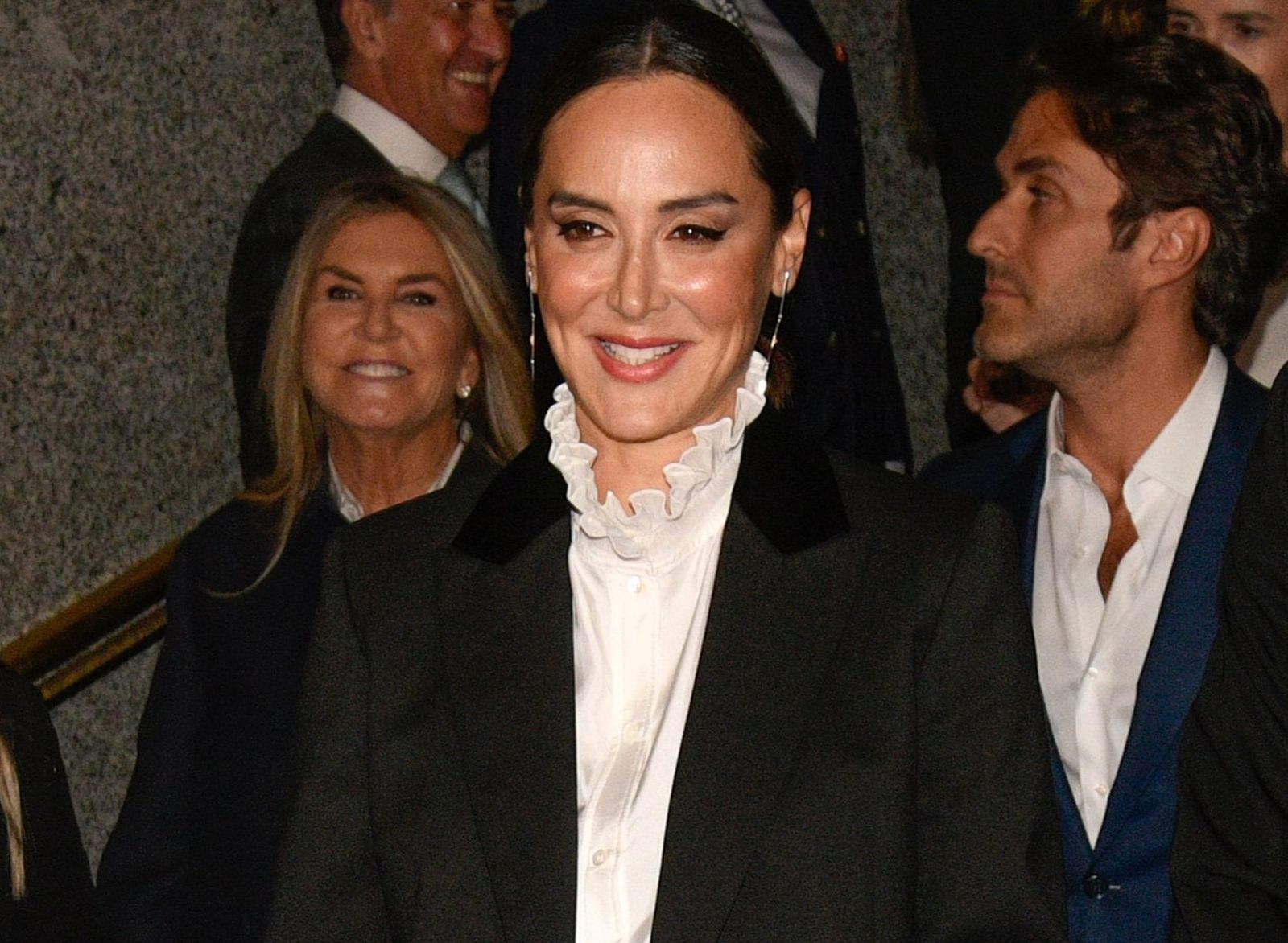 Tamara Falcó, empoderada con un traje de chaqueta negro con versión 'low cost'.