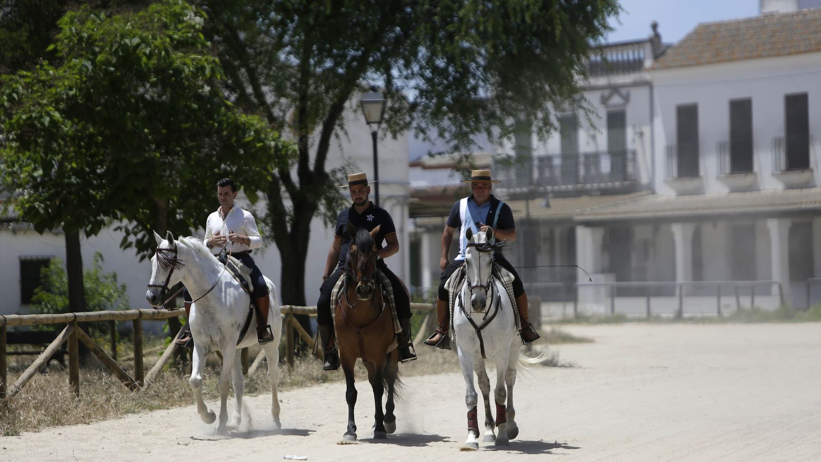 Imágenes de un viernes de Rocío sin romería