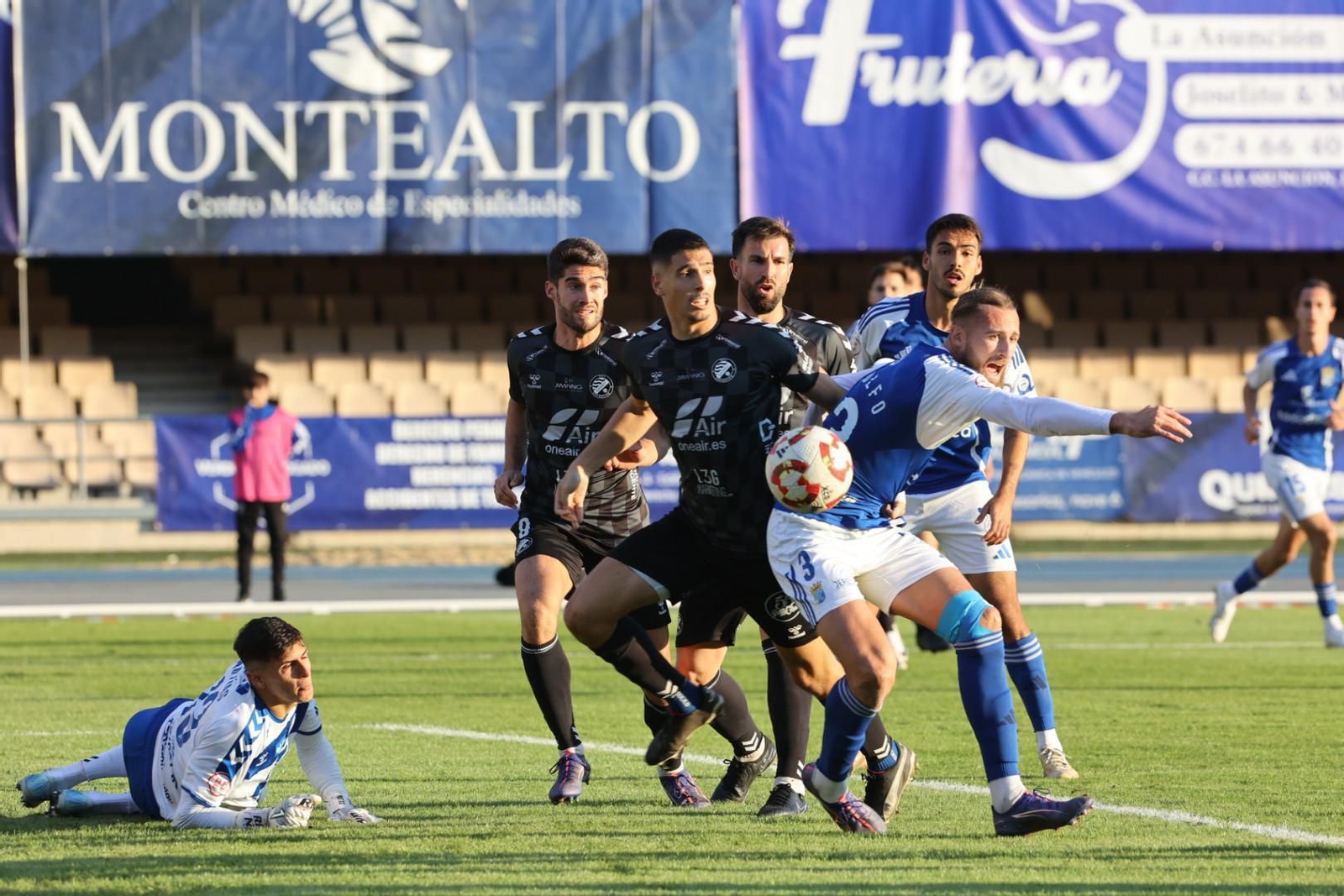 Hugo Carrillo, en una imagen del derbi contra el Xerez CD, el que más minutos ha disputado en la primera vuelta.
