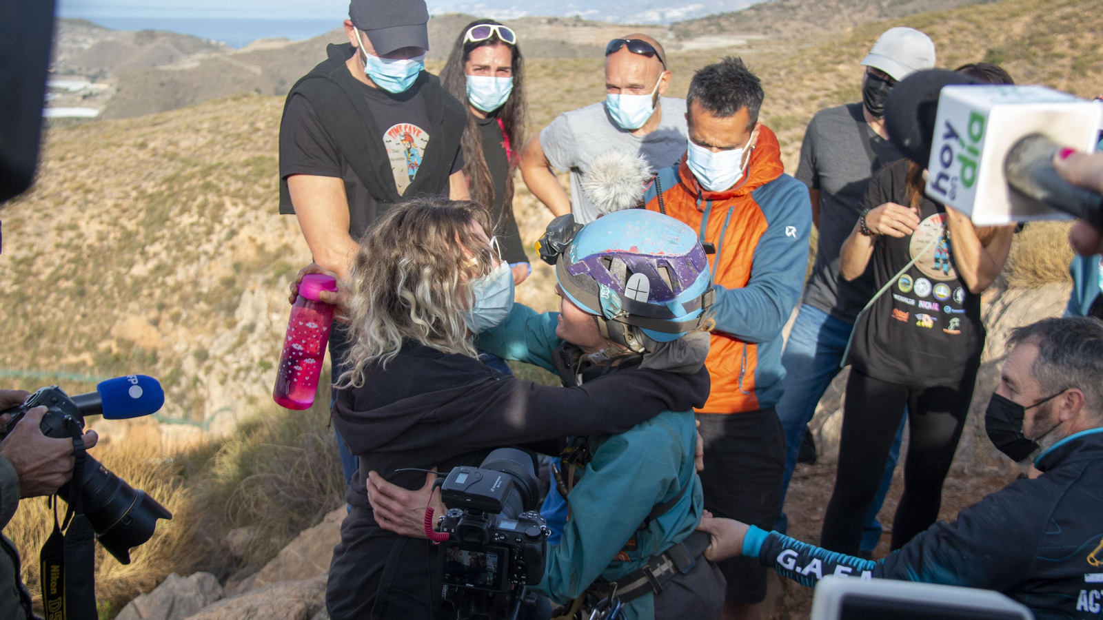 Así ha sido la salida de Beatriz Flamini tras 500 días en una cueva de Granada, en imágenes
