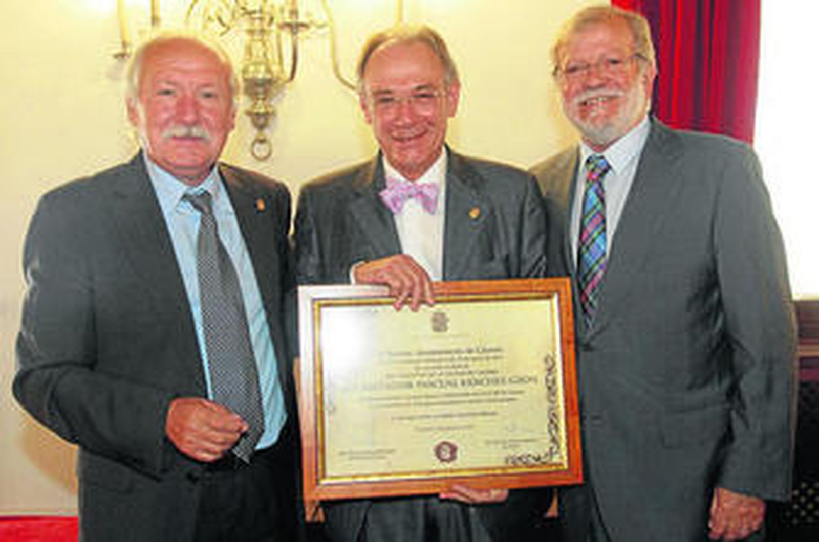 Salvador Pascaul, el pasado lunes, entre Jesús Usón y Juan Carlos Rodríguez Ibarra.