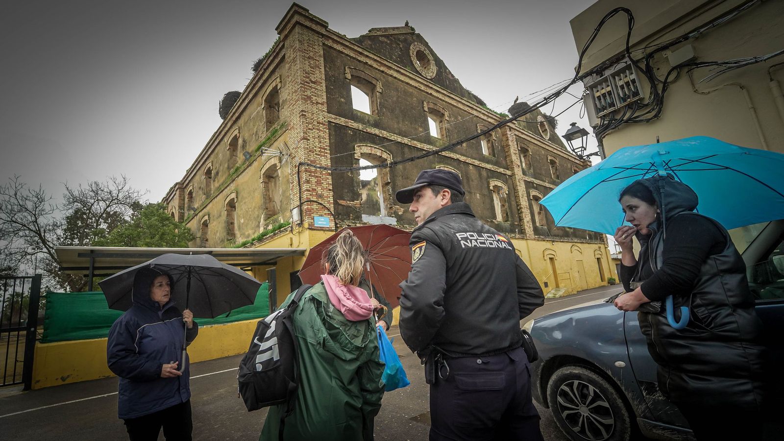 Vecinos de El Portal siendo desalojados por la Policía Nacional.