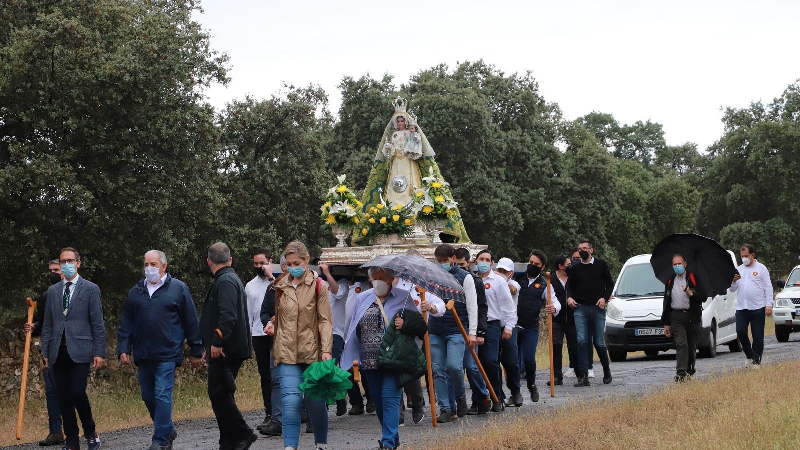Un momento del traslado de la Virgen de Luna.