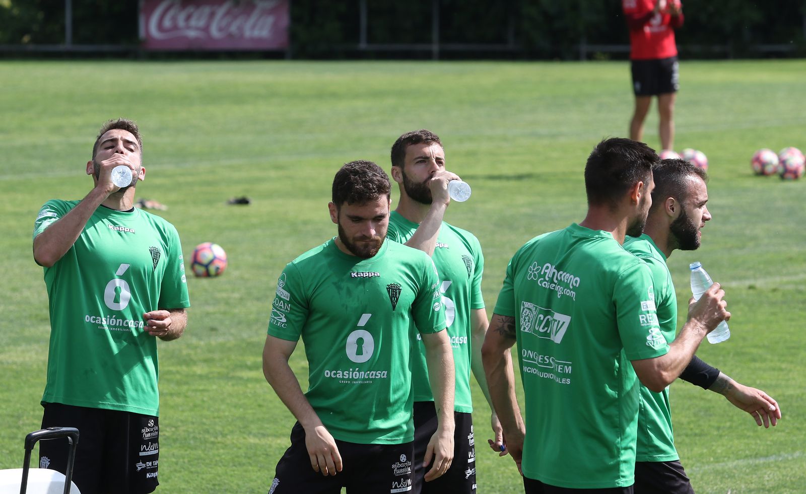 Antoñito, Javi Galán, Rodri, Luso y Edu Ramos se refrescan durante un entrenamiento en la Ciudad Deportiva.