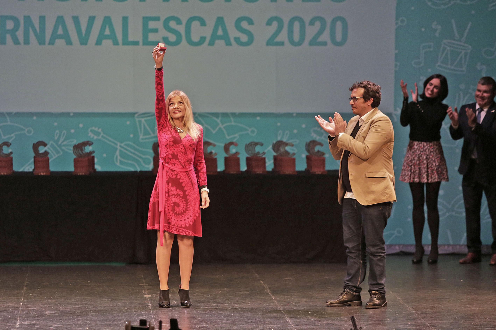 Imágenes de la entrega de los antifaces de oro en el Gran Teatro Falla