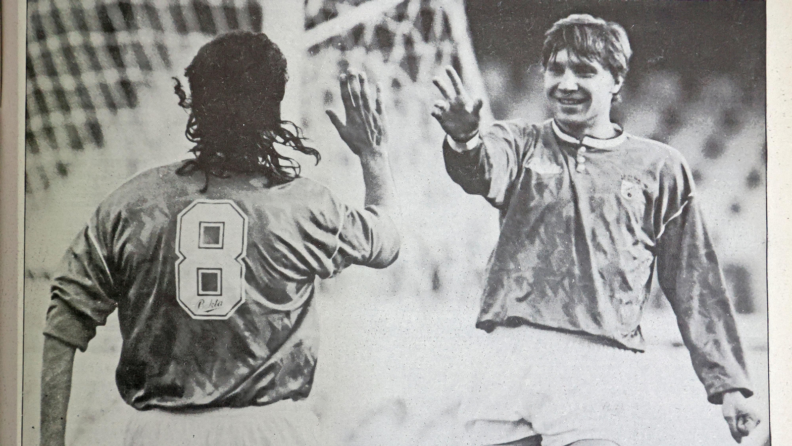 Dimitriev es felicitado por Golubica tras uno de sus goles al Palamós.