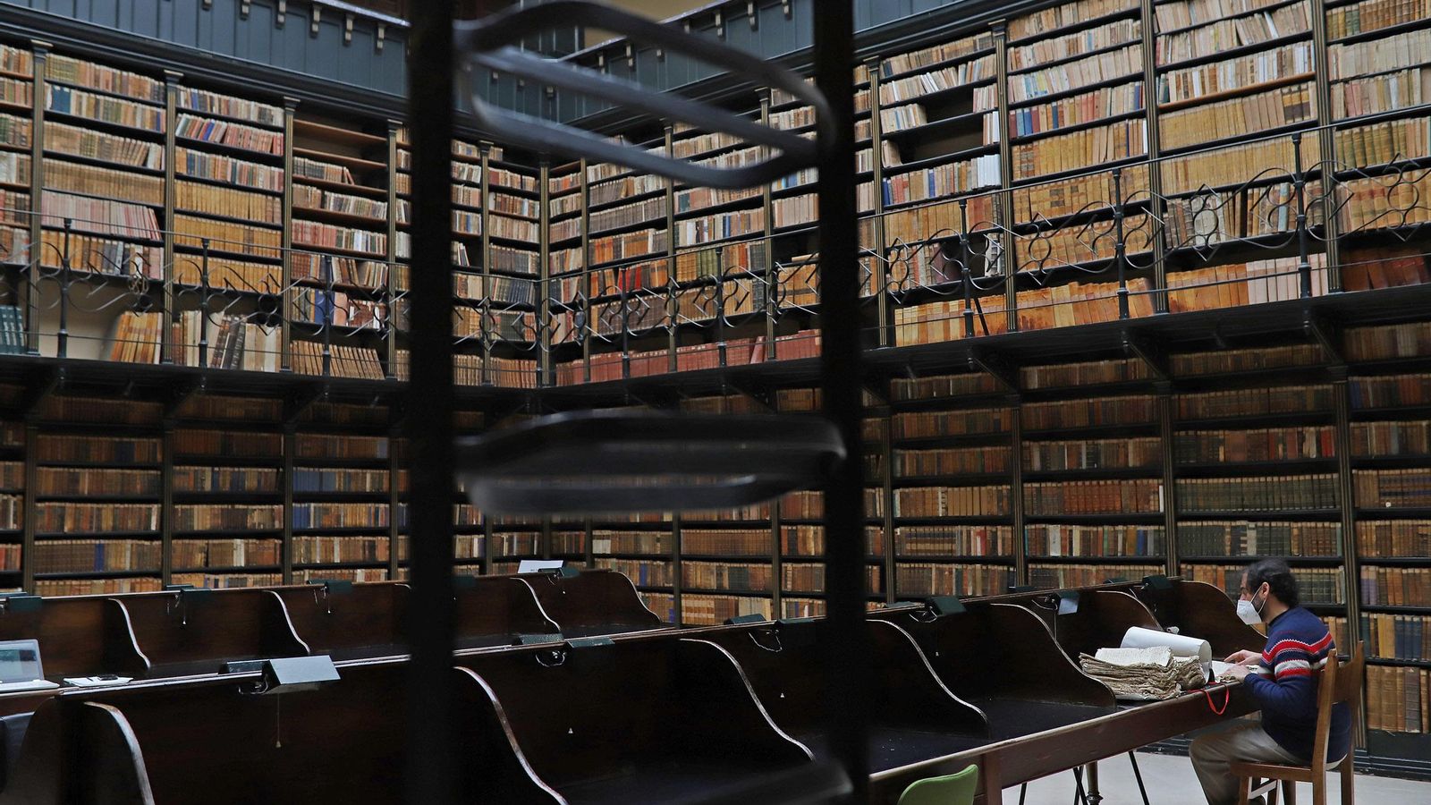 Un investigador trabaja en la zona de estudio del Archivo Un investigador trabaja en la zona de estudio del Archivo