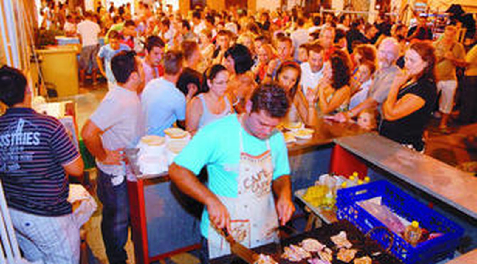 Un gran número de chiclaneros se acercaron anoche a la calle La Fuente para disfrutar de la música y de la 'Filetada'.
